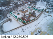 Вид с высоты на старинный Староладожский Никольский монастырь облачным февральским днем (съемка с квадрокоптера). Старая Ладога (2019 год). Стоковое фото, фотограф Виктор Карасев / Фотобанк Лори