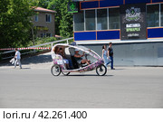 Велотакси в парке ВДНХ. Останкинский район. Город Москва (2011 год). Редакционное фото, фотограф lana1501 / Фотобанк Лори