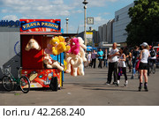 Беспроигрышные аттракционы "Аркадные игры". ВДНХ. Город Москва (2011 год). Редакционное фото, фотограф lana1501 / Фотобанк Лори