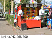 Беспроигрышные аттракционы "Тир призовой". ВДНХ. Город Москва (2012 год). Редакционное фото, фотограф lana1501 / Фотобанк Лори