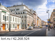 Старинные здания, улица Сретенка, Москва (2023 год). Редакционное фото, фотограф Baturina Yuliya / Фотобанк Лори