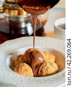 Melted chocolate pours onto profiteroles. Стоковое фото, фотограф Ольга Сергеева / Фотобанк Лори