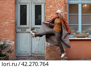 A woman in terracotta coat and leather gloves in the city. Стоковое фото, фотограф Irina Kuchugurina/Gaudy / Фотобанк Лори