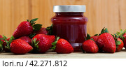 Closed jar of strawberry jam with berries. Стоковое фото, фотограф Яков Филимонов / Фотобанк Лори
