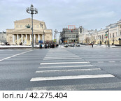 Пешеходный переход через Театральный проезд в Москве зимой в облачную погоду. Редакционное фото, фотограф Овчинникова Ирина / Фотобанк Лори