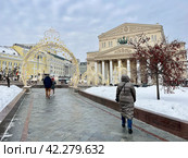 Люди гуляют перед зданием Большого театра зимой в пасмурную погоду. Москва. Редакционное фото, фотограф Овчинникова Ирина / Фотобанк Лори