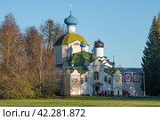 Церковь Тихвинской иконы Божией Матери (Церковь на крылечке) солнечным октябрьским днем. Тихвинский Успенский монастырь. Ленинградская область (2023 год). Редакционное фото, фотограф Виктор Карасев / Фотобанк Лори