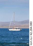 BAIKAL LAKE, SAKHYURTA VILLAGE, IRKUTSK REGION, RUSSIA - August 14, 2023: Tourists rest with their family on pleasure sailing yacht and travel along rocky shore of Olkhon Island. Summer holyday. Редакционное фото, фотограф Виктория Катьянова / Фотобанк Лори