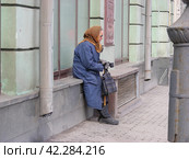 Нищая пожилая женщина просит милостыню. Моховая улица. Город Москва (2012 год). Редакционное фото, фотограф lana1501 / Фотобанк Лори