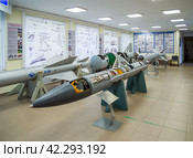 Крылатые ракеты в экспозиционном зале музея истории крылатых ракет, город Дубна Московской области (2023 год). Редакционное фото, фотограф Вячеслав Палес / Фотобанк Лори