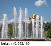 Город Ярославль, Россия. Вид на золотые купола Успенского кафедрального собора через струи цветомузыкального фонтана в парке на Стрелке (2023 год). Стоковое фото, фотограф Наталья Николаева / Фотобанк Лори