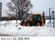 Экскаватор убирает снег с городских улиц в Москве. Стоковое фото, фотограф Андрей Иванов / Фотобанк Лори