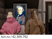 Экспонат «Беседа с Кантом». «Говорящий» портрет философа Канта, созданный искусственным интеллектом. Музей Канта в Кафедральном соборе города Калининграда (2023 год). Редакционное фото, фотограф Румянцева Наталия / Фотобанк Лори