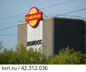 Эмблема "Русский продукт" на здании комбината пищевых концентратов "Колосс". Пермская улица, владение 1. Москва (2012 год). Редакционное фото, фотограф lana1501 / Фотобанк Лори