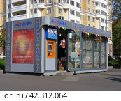Торговые палатки "Мосинфо", "Печать". Краснобогатырская улица. Район Богородское. Город Москва (2012 год). Редакционное фото, фотограф lana1501 / Фотобанк Лори