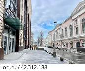 Пушечная улица в историческом центре Москвы в конце зимы. Россия. Редакционное фото, фотограф Овчинникова Ирина / Фотобанк Лори