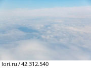 Вид сверху на облака. Красивые небеса. Вид на небо из летящего самолета. Отлично подходит для фона. Стоковое фото, фотограф Андрей Степанов / Фотобанк Лори