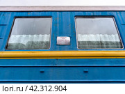 Окна вагона РИЦ № 01702844. Центр по сохранению исторического наследия КЖД (Калининградской железной дороги) рядом с вокзалом Калининград-Южный (2023 год). Редакционное фото, фотограф Румянцева Наталия / Фотобанк Лори
