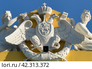 Особняк князя Лобанова-Ростовского в Санкт-Петербурге. Эмблема военного министерства Российской империи на карнизе особняка (2013 год). Редакционное фото, фотограф Александр Алексеев / Фотобанк Лори