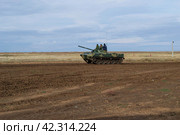 Боевая машина десанта БМД-4М движется по замёрзшей полевой дороге. Городищенский район, Волгоградская область, Россия. (2019 год). Редакционное фото, фотограф Андрей Цыганков / Фотобанк Лори