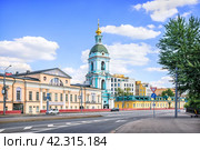 Церковь Троицы Живоначальной в Серебряниках, лучезарная дельта, Серебрянический переулок,  Москва (2023 год). Стоковое фото, фотограф Baturina Yuliya / Фотобанк Лори