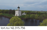 Церковь Покрова на Нерли во Владимирской области с высоты птичьего полета. Стоковое видео, видеограф Максим Соколов / Фотобанк Лори