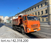 Камаз, груженый снегом, в 1-м Коптельском переулке в Москве а начале марта. Редакционное фото, фотограф Овчинникова Ирина / Фотобанк Лори