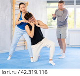 Guy and woman train to perform defense of strangling opponent, while learning self-defense. Стоковое фото, фотограф Яков Филимонов / Фотобанк Лори