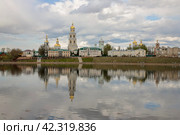 Дивеевский монастырь на берегу реки с отражением в воде, общий вид (2022 год). Стоковое фото, фотограф Павел Сушков / Фотобанк Лори