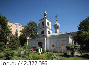 Москва храм священномученика Власия в Старой Конюшенной Слободе (2019 год). Редакционное фото, фотограф Дмитрий Неумоин / Фотобанк Лори
