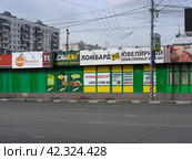 Торговые палатки. Щёлковское шоссе. Район Гольяново. Город Москва (2012 год). Редакционное фото, фотограф lana1501 / Фотобанк Лори