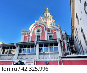Москва, Никольская улица, дом 7-9, Спасский собор Заиконоспасского монастыря на фоне синего неба, 17 век постройки. Стоковое фото, фотограф Овчинникова Ирина / Фотобанк Лори