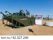 Военный буксирно-моторный катер БМК-15 для строительства понтонных переправ и мостов, Средняя Ахтуба, Волгоградская область, Россия (2021 год). Редакционное фото, фотограф Андрей Цыганков / Фотобанк Лори