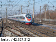 Современный скоростной электропоезд ЭВС1-16 "Сапсан" солнечным мартовским днем. Октябрьская железная дорога (2023 год). Редакционное фото, фотограф Виктор Карасев / Фотобанк Лори