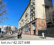 Люди идут по Тверской улице мимо дома № 4 в начале весны. Россия, город Москва. Редакционное фото, фотограф Овчинникова Ирина / Фотобанк Лори