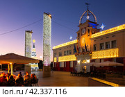 Sants Coloma de Gramenet, Spain - 20 December 2023: City hall of city Sants Coloma de Gramenet at Christmas time. Spain. Редакционное фото, фотограф Яков Филимонов / Фотобанк Лори