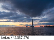 Вечерний пейзаж с небоскребом на фоне закатного неба. Самое высокое здание в Европе. Современная архитектура и достопримечательности Санкт-Петербурга. Россия. Редакционное фото, фотограф Андрей Степанов / Фотобанк Лори