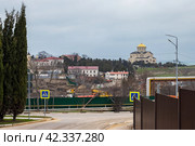 Севастополь, Крым. Строительство историко-культурного туристического комплекса вблизи древнего города Херсонеса. Вдалеке Владимирский собор. (2022 год). Редакционное фото, фотограф Андрей Степанов / Фотобанк Лори