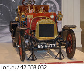 Автомобиль "Lion-Peugeot Type VA", 1906 г., спайдер (родстер), мощность 6,5 л.с., Франция. Это самый первый и очень удачный автомобиль, за два года их было изготовлено более тысячи. Музей автомобильной техники. Верхняя Пышма, Россия (2022 год). Редакционное фото, фотограф Сергей Елизарьев / Фотобанк Лори