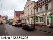 Дом жилой построен в Тапиау в начале XX века и Ратуша Тапиау, Улица Тельмана, 4 и 6. Гвардейск, Калининградская область (2023 год). Редакционное фото, фотограф Сергей Афанасьев / Фотобанк Лори
