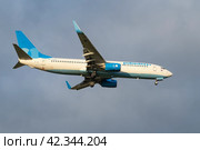 Самолет Boeing 737-800 (RA-73247 ) авиакомпании  "Победа" на глиссаде в облачном небе (2023 год). Редакционное фото, фотограф Виктор Карасев / Фотобанк Лори