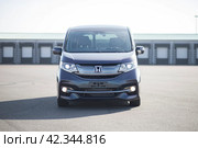 KRASNOYARSK, RUSSIA - October 7, 2023: Purple Honda Stepwgn Spada RP3 2016. Редакционное фото, фотограф Плотников Дмитрий / Фотобанк Лори