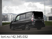 KRASNOYARSK, RUSSIA - July 17, 2023: Black Nissan Serena. Редакционное фото, фотограф Плотников Дмитрий / Фотобанк Лори