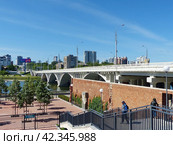 Макаровский мост (до 1918 года - Кривцовский) - мост через реку Исеть в Екатеринбурге. Соединяет берега верхней части Городского пруда на улице Челюскинцев (до 1934 года - Северная улица). Самый длинный мост в г. Екатеринбурге, общая длина составляет 254,95 м (2023 год). Стоковое фото, фотограф Сергей Елизарьев / Фотобанк Лори