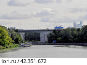 Выход прогулочного теплохода из шлюза № 9 канала имени Москвы,  район Хорошёво-Мневники. СЗАО г. Москвы (2022г.) Редакционное фото, фотограф Вера Смолянинова / Фотобанк Лори