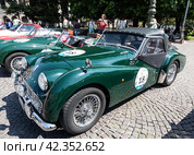 Демонстрация винтажного автомобиля в Вероне, ретро-кабриолет Triumph car, был произведен компанией Triumph Motor Company, Англия (2017 год). Редакционное фото, фотограф Наталья Волкова / Фотобанк Лори