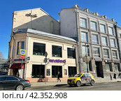 Дома 32 и 30 на улице Сретенка в историческом центре Москвы ранней весной. Редакционное фото, фотограф Овчинникова Ирина / Фотобанк Лори