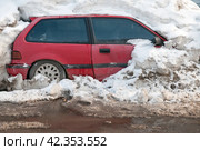 Автомобиль - "подснежник" (после зимовки под сугробом снега) Стоковое фото, фотограф Александр Алексеев / Фотобанк Лори