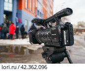 Moscow, Russia - January 29, 2021: TV operator working in front of the entrance to the city courthouse. Building of Meshansky District Court of Moscow. Редакционное фото, фотограф YuryKara / Фотобанк Лори
