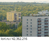 Photography of the sleeping area of Moscow. View from above / top view. Lifestyle of big city in summer time. (2019 год). Стоковое фото, фотограф YuryKara / Фотобанк Лори